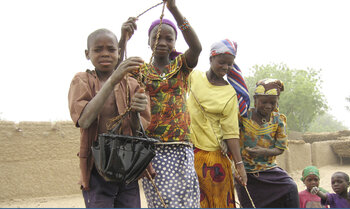 Kinder holen Wasser am Brunnen in Niger