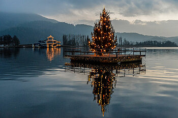 Weihnachtsbaum auf dem Wörthersee