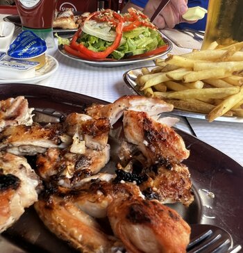 Portugiesische Churrasqueira mit Hühnchen Piri-Piri Chicken Piri-Piri in Portugal