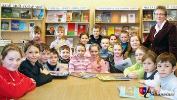 Weißrussische Schüler in der Schulbibliothek