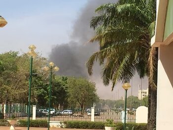 Rauch steigt 2018 aus der französischen Botschaft in Burkina Faso auf