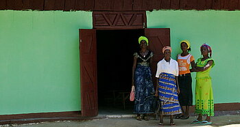 Frauen aus Liberia auf dem Weg zur Kirche