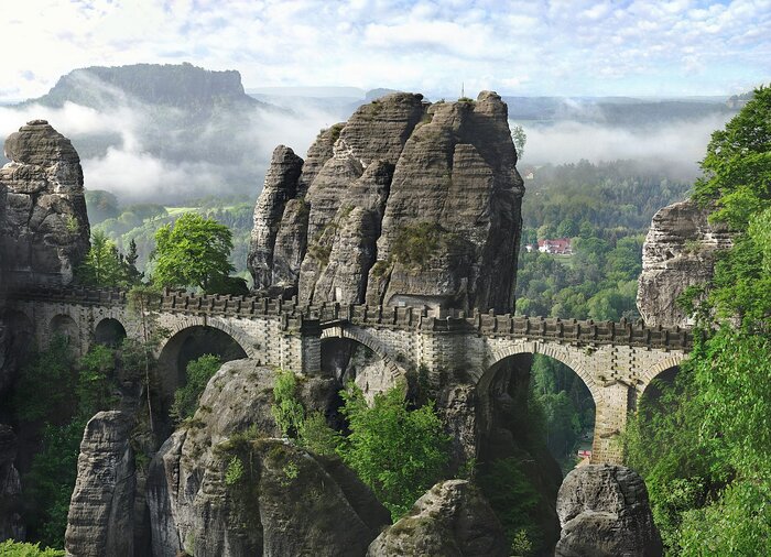 Das Wahrzeichen der Sächsischen Schweiz ist die Basteibrücke. Sie wurde 1851 auf zerklüfteten Felsen gebaut. 