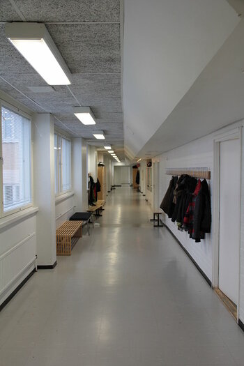 Korridor in einer Schule in Finnland