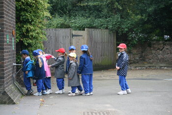 Englische Kinder im Zoo