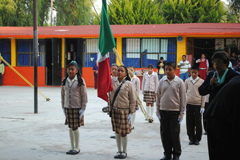 Feierliche Zeremonie in einer mexikanischen Grundschule