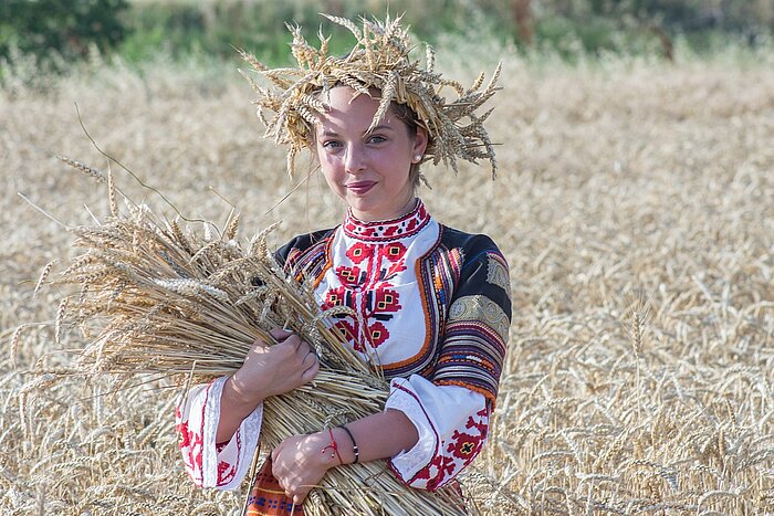 Mädchen in bulgarischer Tracht