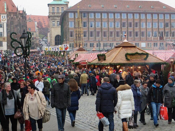 Leute auf dem Weihnachtsmarkt in Deutschland