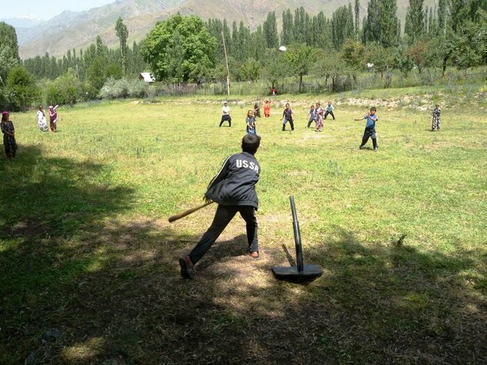 Kinder in Tadschikistan spielen Baseball