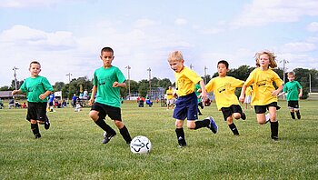 Amerikanische Kinder beim Fußball