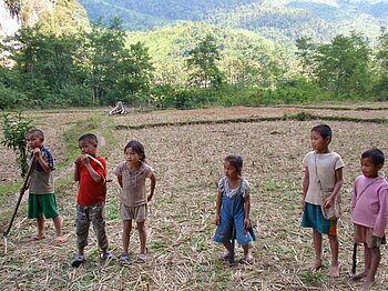 Kinder, Laos