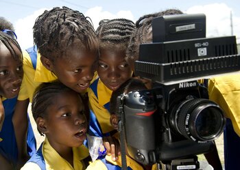 Kinder mit Kamera in Kingston