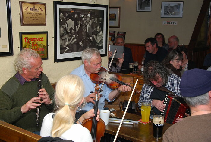 Musiksession in einem irischen Pub in Doolin