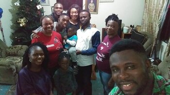 Nigeriansiche Familie feiert Weihnachten