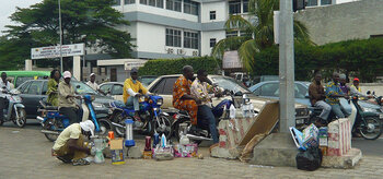 Landflucht in Benin: Straße in Cotonou