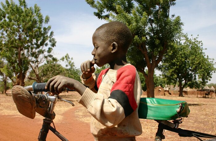 Junge aus Burkina Faso mit Fahrrad Junge aus Burkina Faso mit Fahrrad