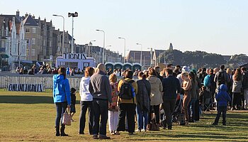 Einwohner beim Schlangestehen in Großbritannien