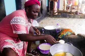 Kochen vor dem Haus in Guinea