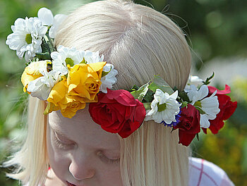 Mädchen mit Mittsommerkrone in Schweden