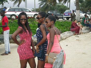 Drei junge Frauen in Libreville
