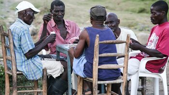 Männer in Haiti spielen Karten