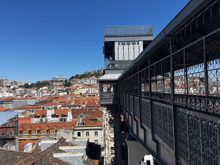 Mit dem Aufzug nach oben in Lissabon Lissabon Elevador