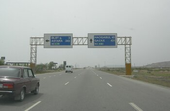 Straßenschild auf Aserbaidschanisch