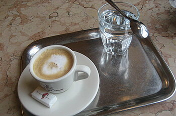 "Kleiner Brauner" auf dem typischen Serviertablett in einem Wiener Kaffeehaus