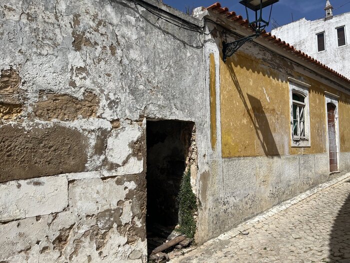 Zerfallenes Haus in Portugal