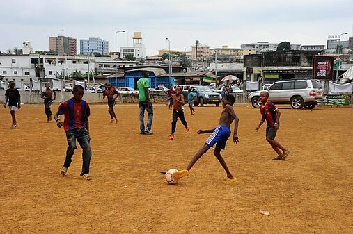 Fußball in Gabun auf der Straße
