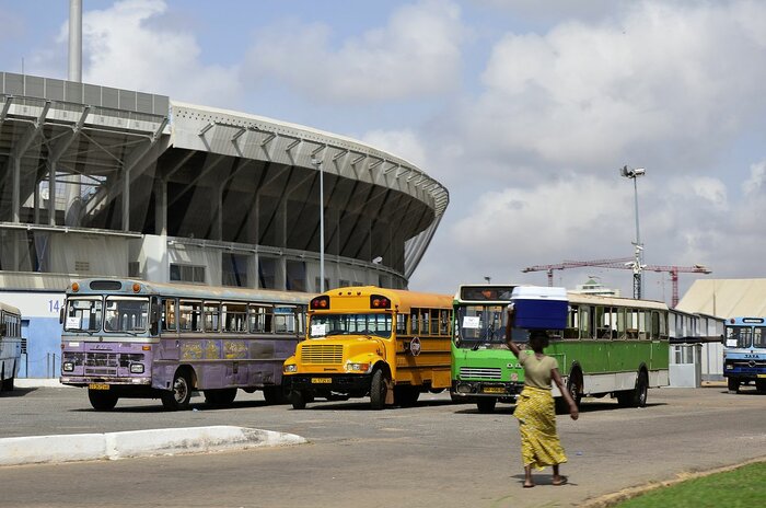 Busse vor dem Ohene Djan-Stadion in Accra