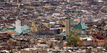 Medina von Fes mit der Qarawīyīn-Moschee mit Minarett