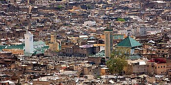 Medina von Fes mit der Qarawīyīn-Moschee mit Minarett