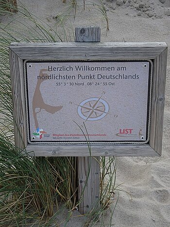 Schild in den Dünen am Ellenbogen (Sylt) am nördlichsten Punkt Deutschlands