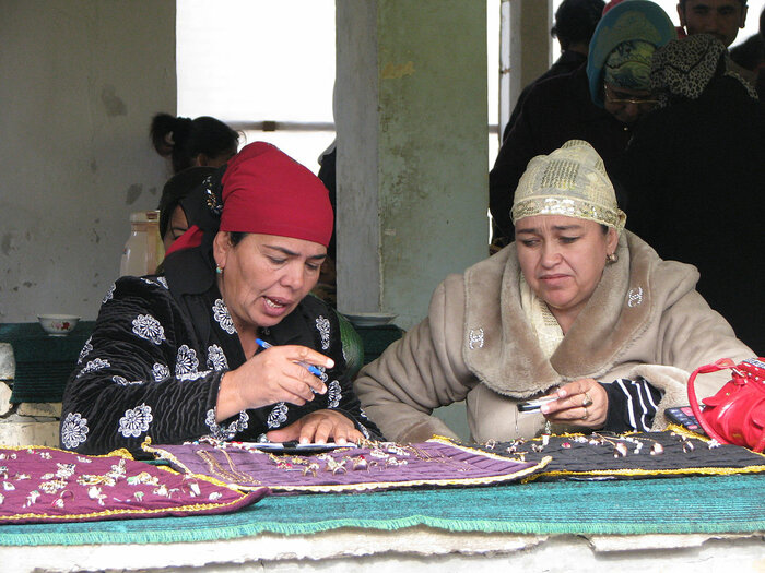 Schmuckverkäuferinnen in Buchara