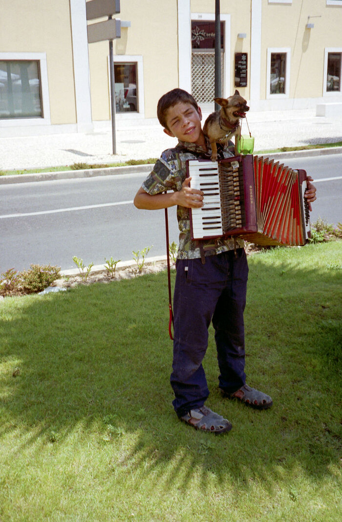 Portugiesischer Junge mit Akkordeon