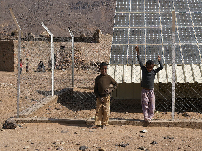 Zwei Jungen vor Sonnenkollektoren in Algerien