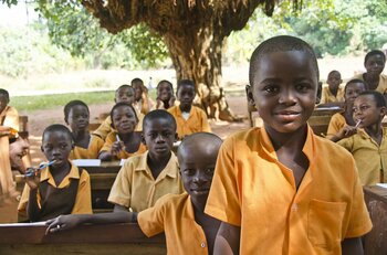 Schüler ohne Klassenraum in Ghana