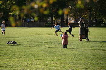 Fußball im Park in London