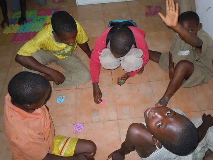 Kinder in Kamerun spielen Memory