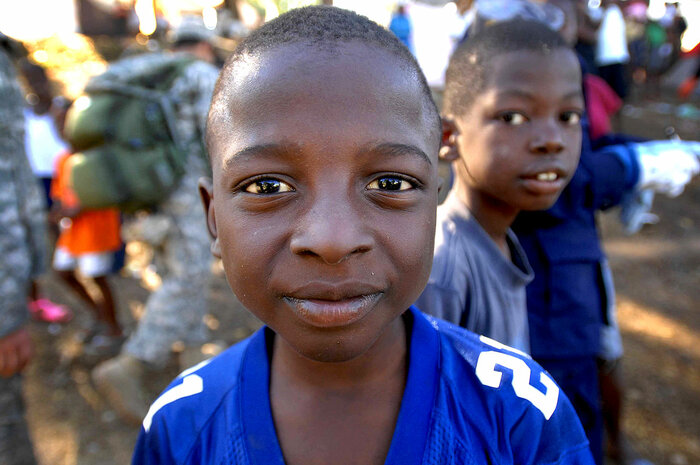 Haitianische Jungen im Camp