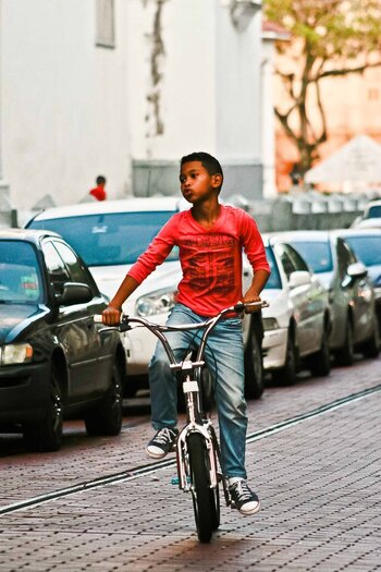 Junge auf einem Fahrrad in Panama