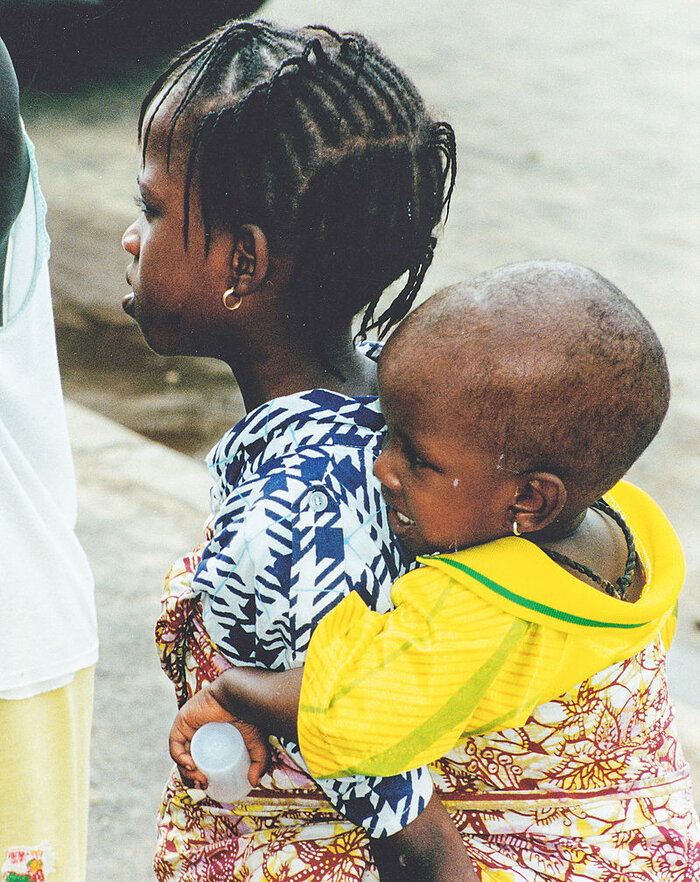 Mädchen mit Baby in Gambia