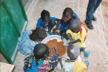 Essen aus einem Topf im Senegal