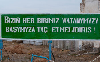 Schild auf Turkmenisch