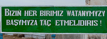 Schild auf Turkmenisch