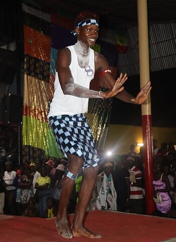 Tänzer der Mandinka in Guinea-Bissau Guinea-Bissau typisch