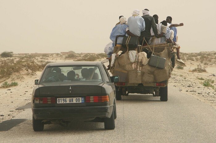 Voll beladene Autos auf mauretanischer Straße