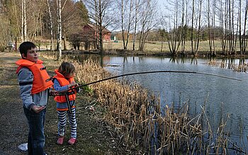 Kinder am See in Schweden