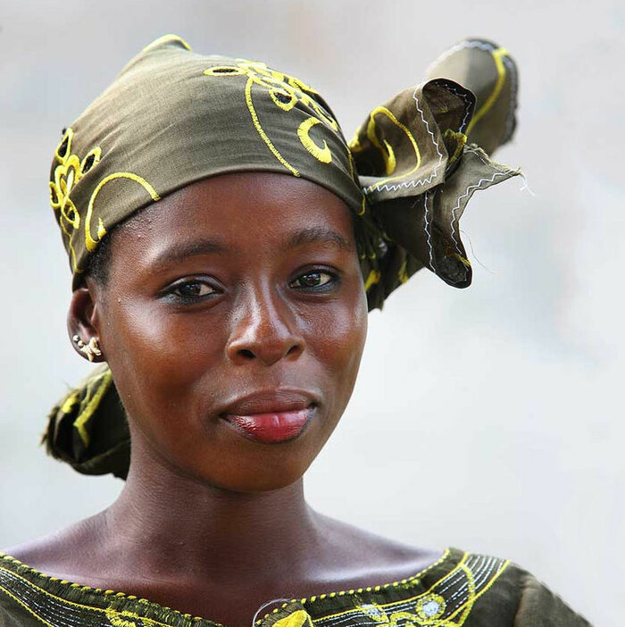 Ivorerin mit Kopftuch
